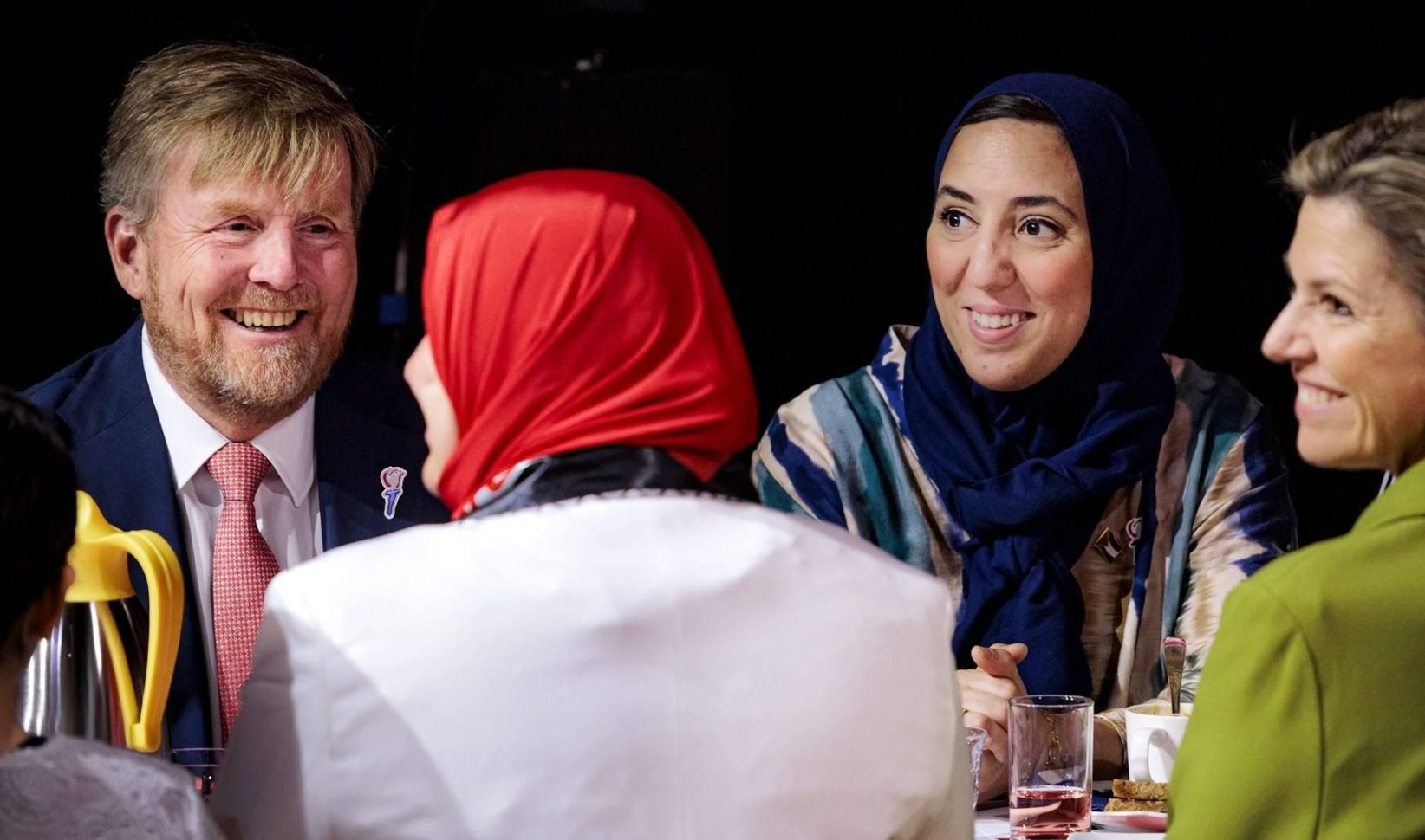 Koningspaar schuift aan bij vrijheidsmaaltijd in Den Haag
