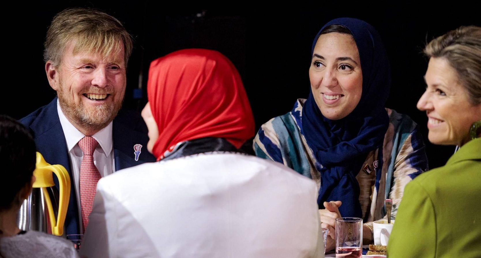 Koningspaar schuift aan bij vrijheidsmaaltijd in Den Haag