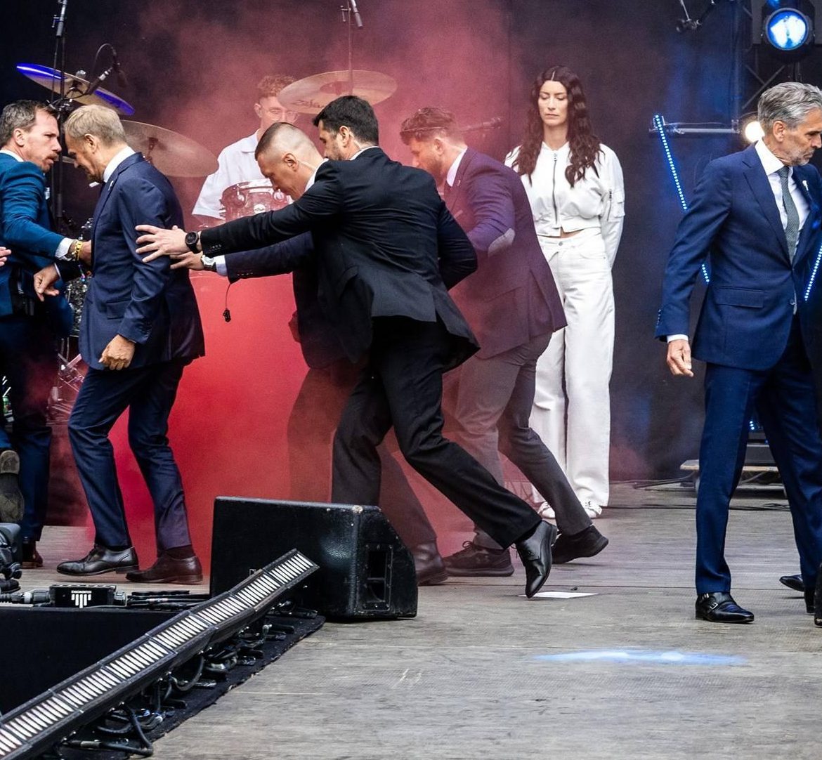 Schoof van podium gehaald na rookbom, vindt protesten op 4 en 5 mei ‘jammer’