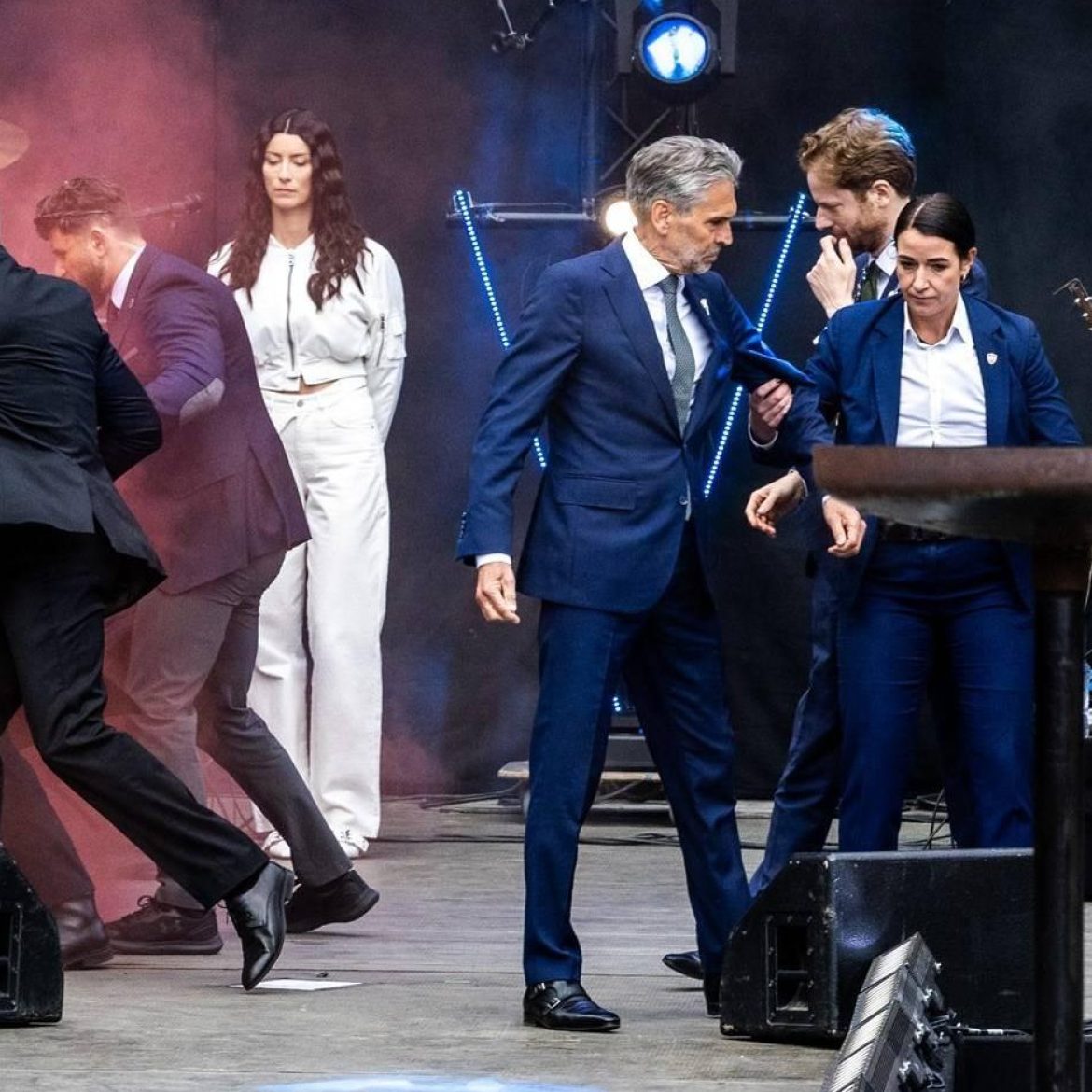 Schoof van podium gehaald na rookbom, vindt protesten op 4 en 5 mei ‘jammer’