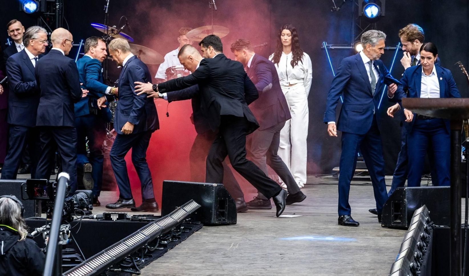 Schoof van podium gehaald na rookbom, vindt protesten op 4 en 5 mei ‘jammer’