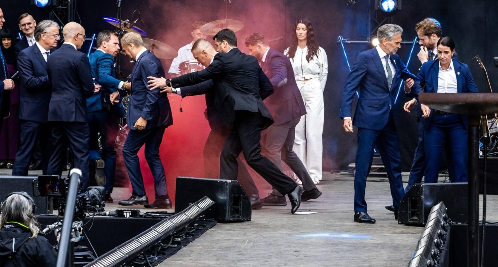Schoof van podium gehaald na rookbom, vindt protesten op 4 en 5 mei ‘jammer’