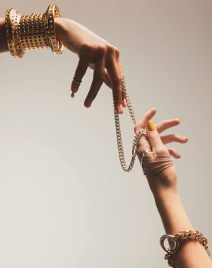Thumbnail voor Zó zorg je ervoor dat je sieraden niet dof worden: 'Deze kleine gewoonte maakt het verschil'
