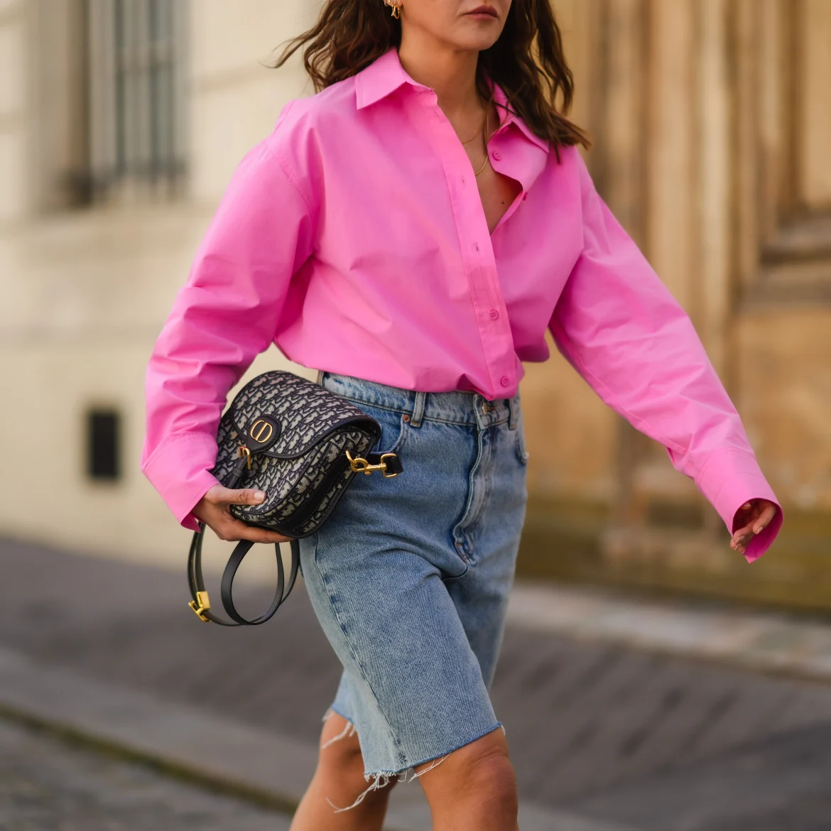 Vrouw loopt in bermuda shorts