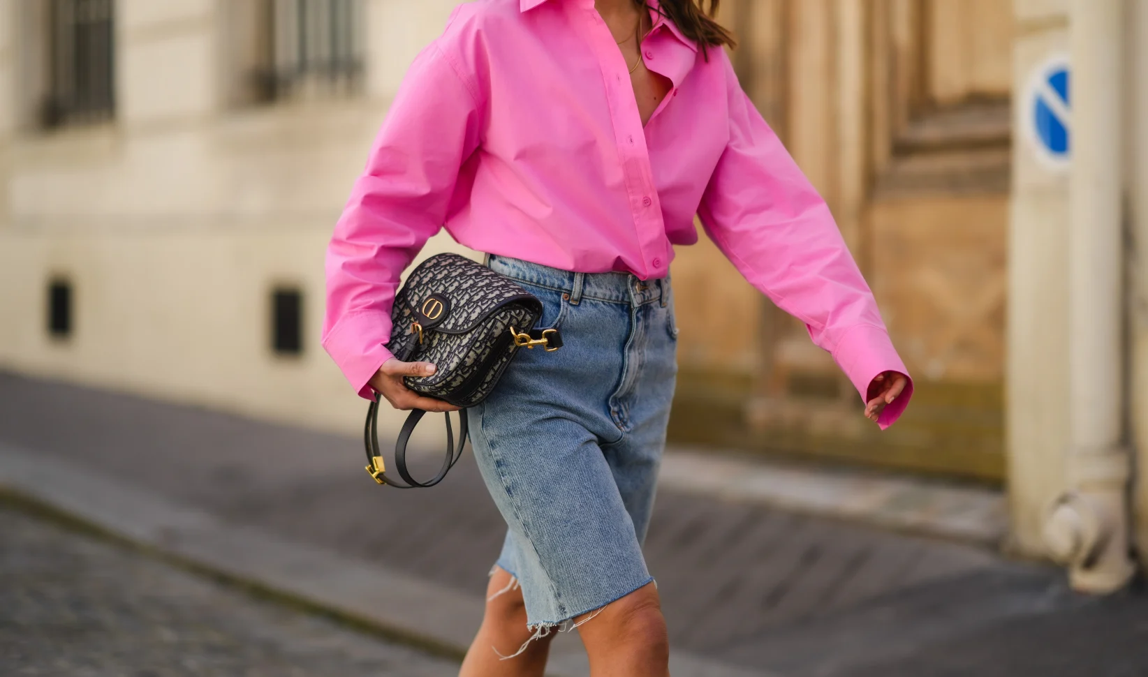 Vrouw loopt in bermuda shorts