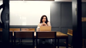 Thumbnail voor Eenzaam op werk: wat moet je doen als het niet botert met collega's?