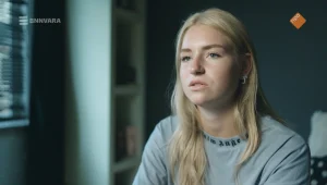 Thumbnail voor Reza uit docu 'Zorgen' wordt getriggerd tijdens stage in psychiatrie: 'Ik snap precies wat zij voelt'
