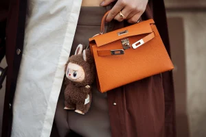 Thumbnail voor Wat is een Labubu en waarom hangt-ie ineens aan elke designerbag?