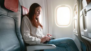 Thumbnail voor Waarom je nooit je benen over elkaar moet doen tijdens een vlucht