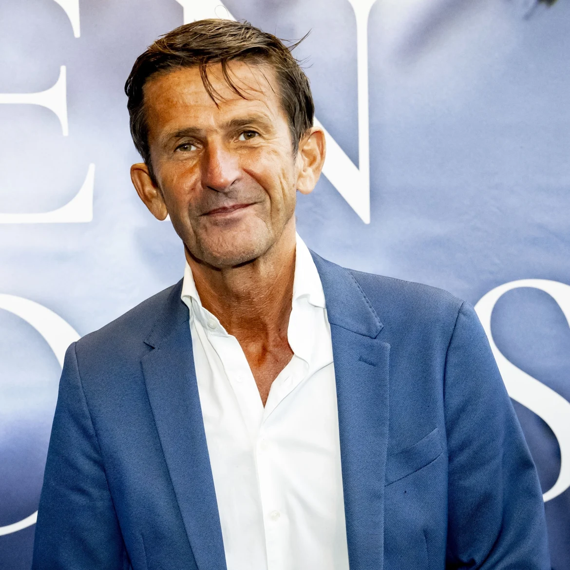 Televisiepresentator Cornald Maas (62) ontdekte door een bobbel onder zijn voet dat hij een 'zeer zeldzame' vorm van chronische kanker heeft.