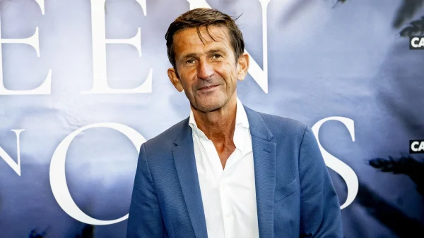 Televisiepresentator Cornald Maas (62) ontdekte door een bobbel onder zijn voet dat hij een 'zeer zeldzame' vorm van chronische kanker heeft.