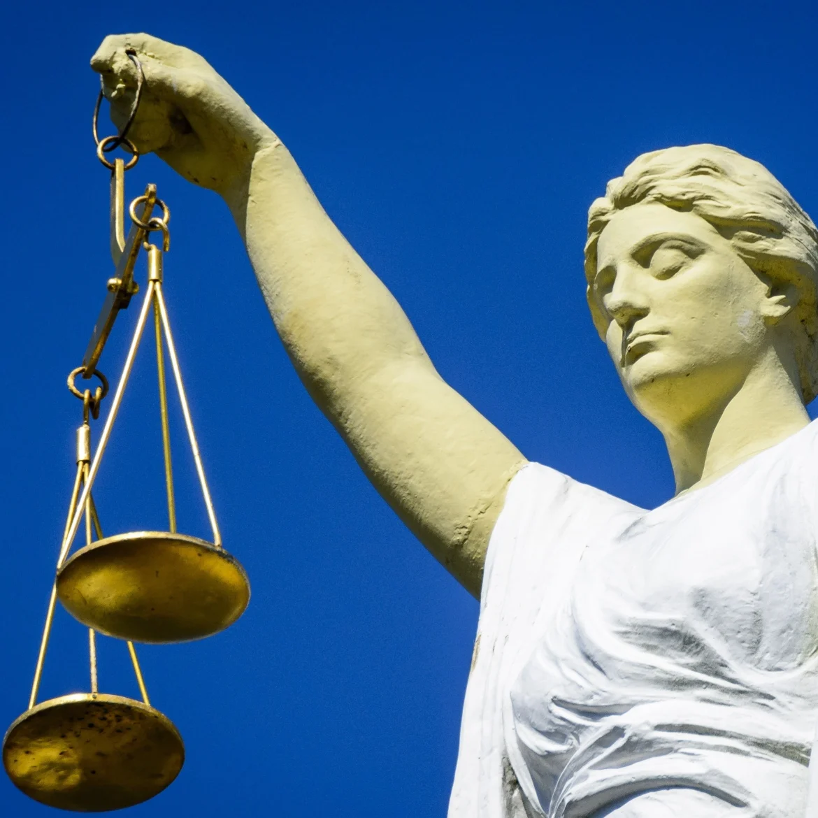 België is opgeschrikt door een misbruikzaak die doet denken aan de zaak van Gisèle Pelicot. Elf jaar lang drogeerde J.M.D. (85) zijn vrouw (59) op “frequente” basis om haar te misbruiken.