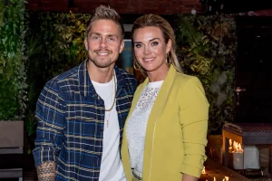 Thumbnail voor André Hazes en Monique vertelden zoontje op vakantie over breuk: ‘Speelde al maanden’
