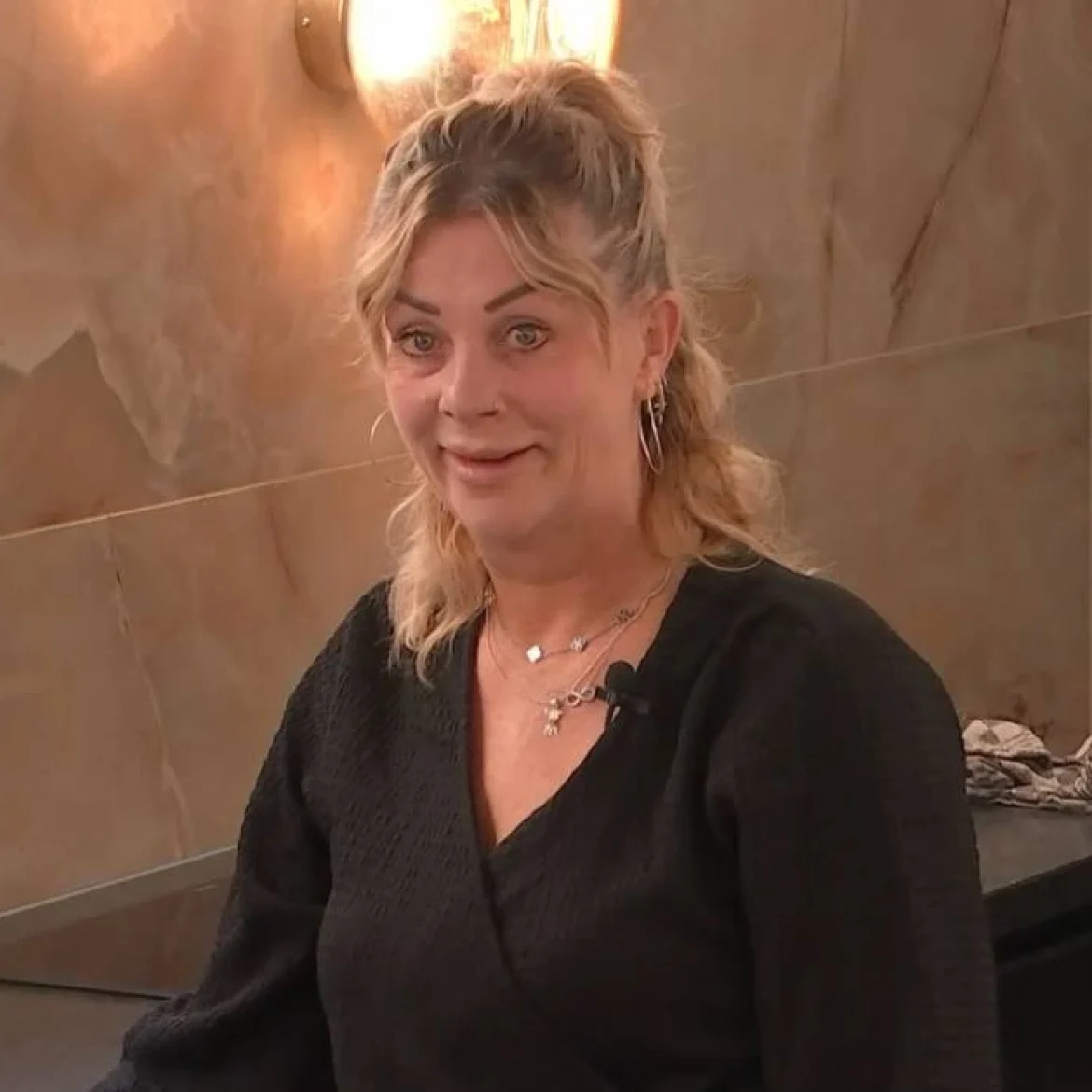 Esther heeft voor het eerst gereageerd op haar vertrek uit De Bondgenoten. In de loods kreeg ze het gevoel dat Robert anderen tegen haar opzette, en besloot het programma te verlaten.