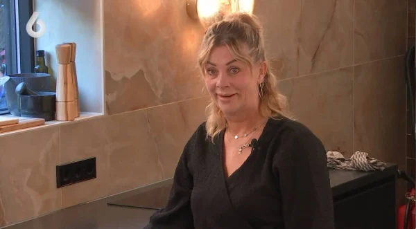 Esther heeft voor het eerst gereageerd op haar vertrek uit De Bondgenoten. In de loods kreeg ze het gevoel dat Robert anderen tegen haar opzette, en besloot het programma te verlaten.