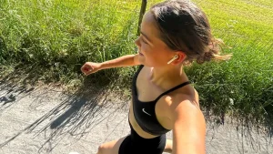 Thumbnail voor Lola (24) ging over haar grens tijdens hardloopwedstrijd: 'Heeft me angstig gemaakt'