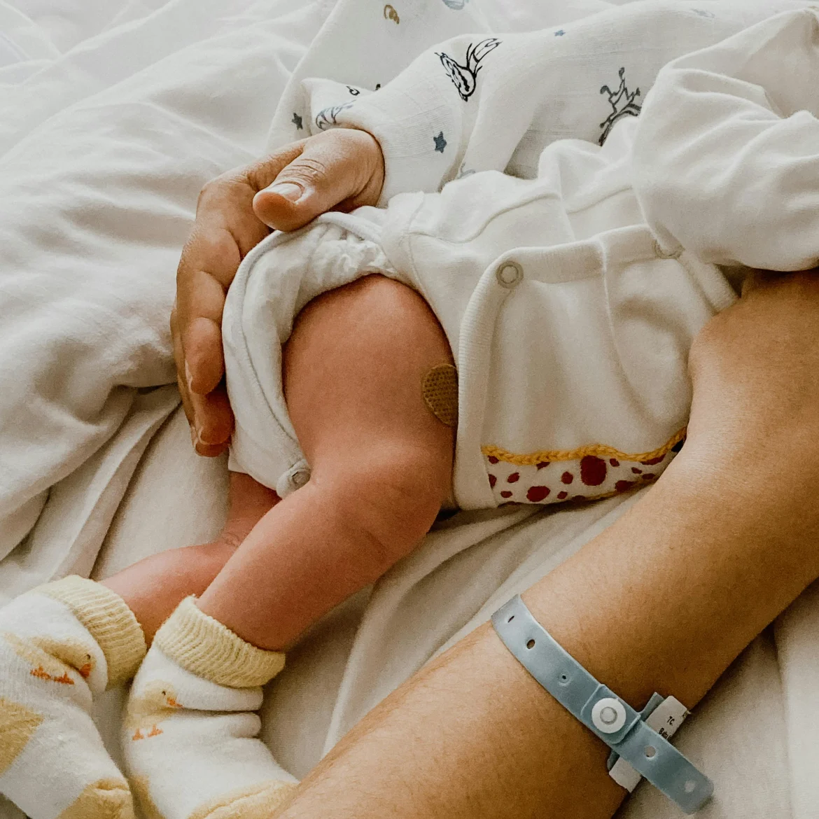 Vrouw met baby over kraamtranen