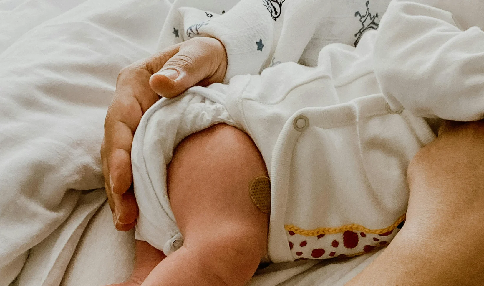 Vrouw met baby over kraamtranen