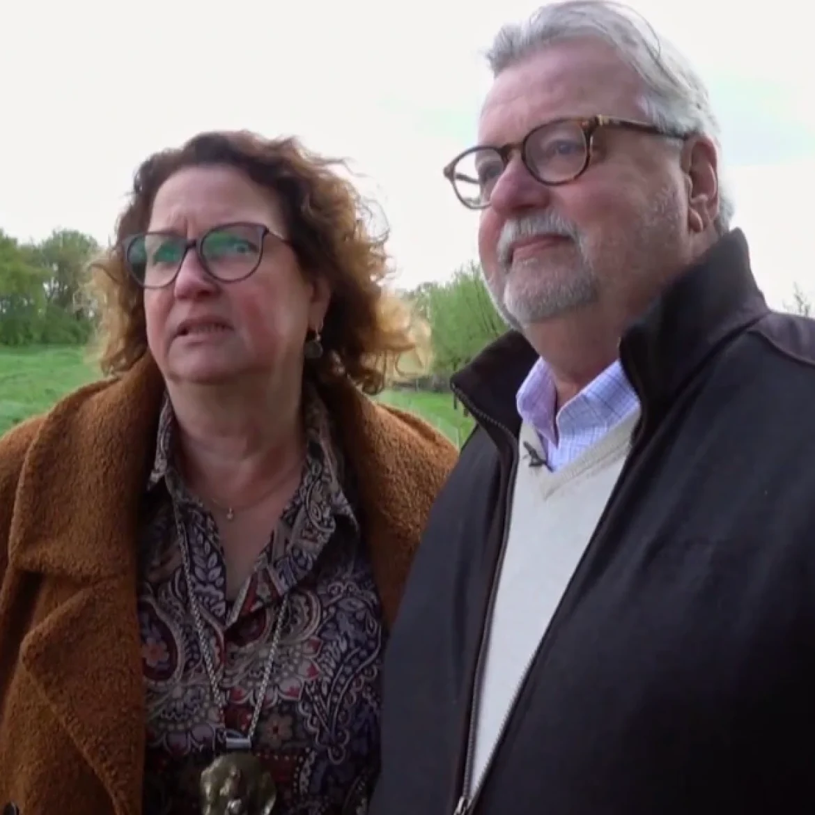 Bij Mike en Eliza wil het nog niet echt vlotten met het kopen van een huis. "Het is e klein, te groot, te oud, te nieuw." Het komt nooit tot een bod: "We weten het gewoon niet." Hoogtijd om de experts van Kopen zonder kijken in te schakelen.