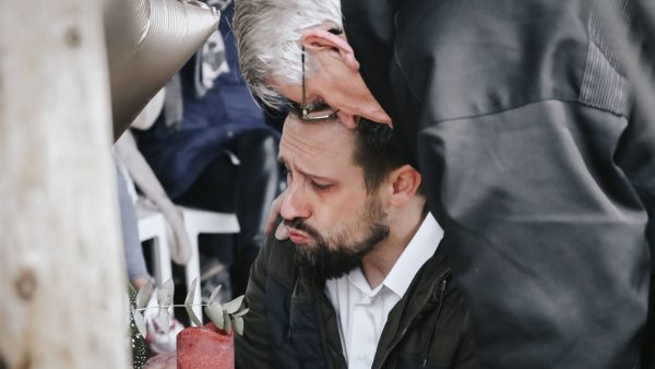 iede hoorn uitvaartverhalen man in tranen