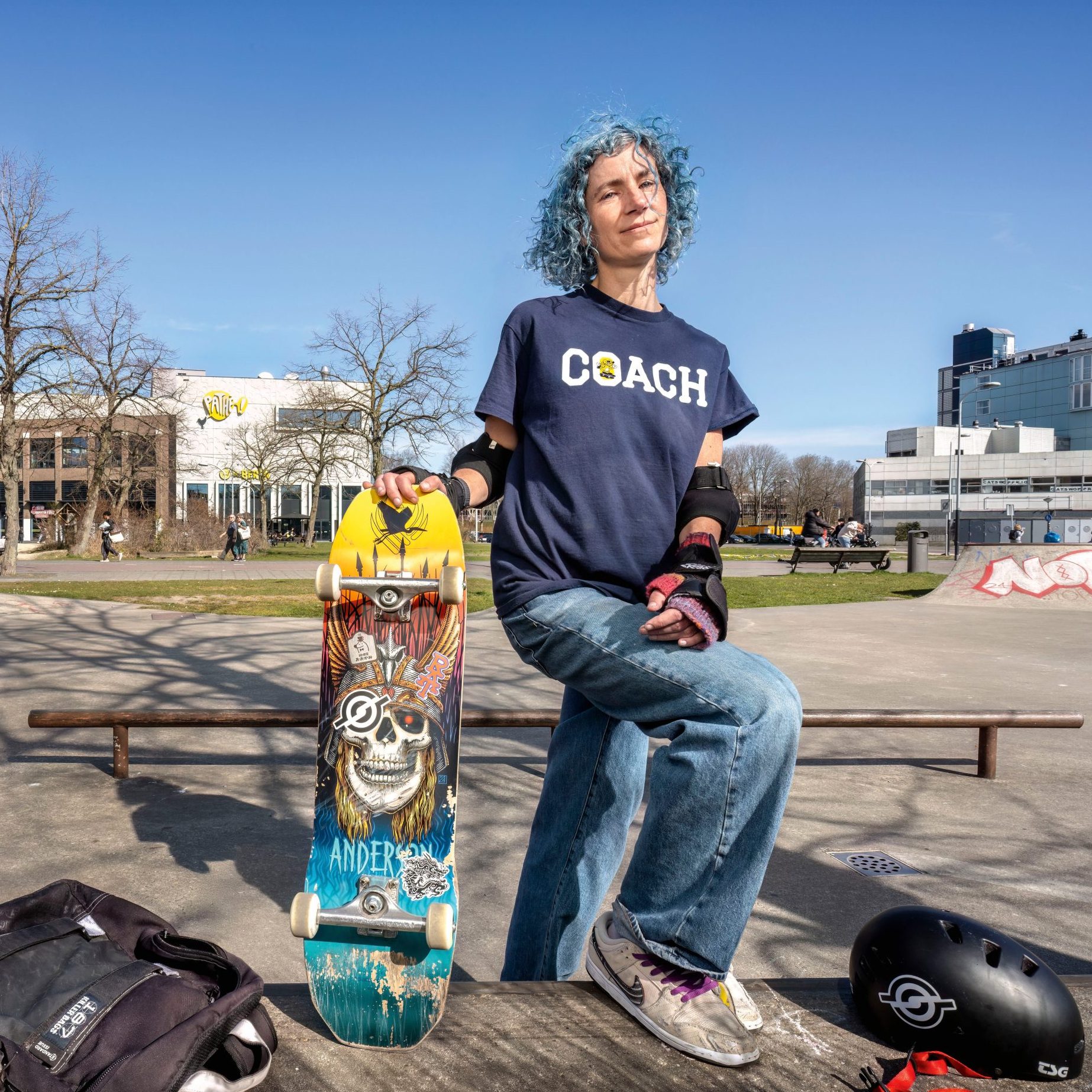Ruthy (46) is dol op skateboarden: 'Vaak kom ik in mijn skateoutfit naar school'