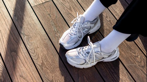 De perfecte sneakers die overal bij passen (en ook nog eens heerlijk lopen)