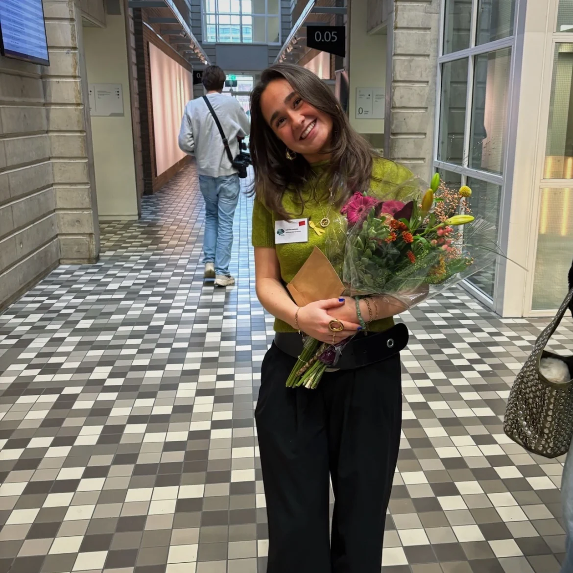 Lois Brusselers praat als ambassadeur Door het Geluid met studenten over moeilijke onderwerpen