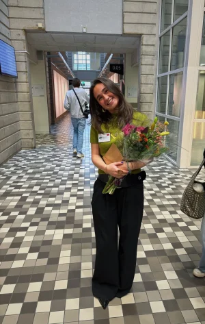 Thumbnail voor Loïs praat met studenten over prestatiedruk en suïcide: 'Je kunt er levens mee redden'