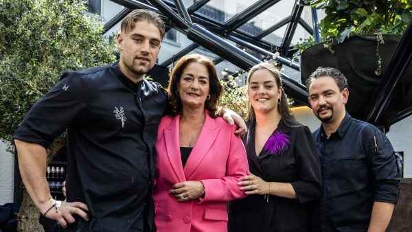 Thérèse Boer en kinderen weer aan het werk in De Librije: 'We gaan Jonnie trots maken'