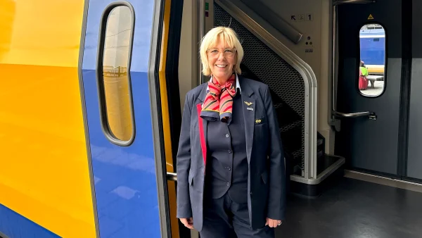 Conductrice Manon staat in de deuropening van een trein en vertelt over agressie in het openbaar vervoer
