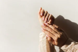 Thumbnail voor Sla déze kleur op voor je volgende bezoek aan de nagelsalon (of creëer 'm makkelijk zelf volgens deze nagelstylist)