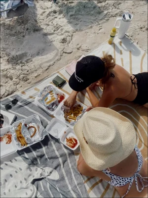 Thumbnail voor Anaïs' vriendin zit vol en biedt haar restje kaassoufflé aan, maar dat is niet gratis