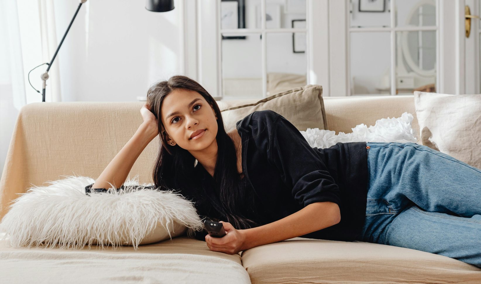 vrouw op de bank tv kijken