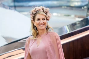 Thumbnail voor Koningin Máxima bewijst maar weer: poederroze is dé kleur van het voorjaar, en hier shop je de mooiste items