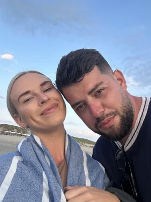 Thumbnail voor Evi (28) verloor haar vriend: 'Geen dag gaat voorbij zonder tranen'