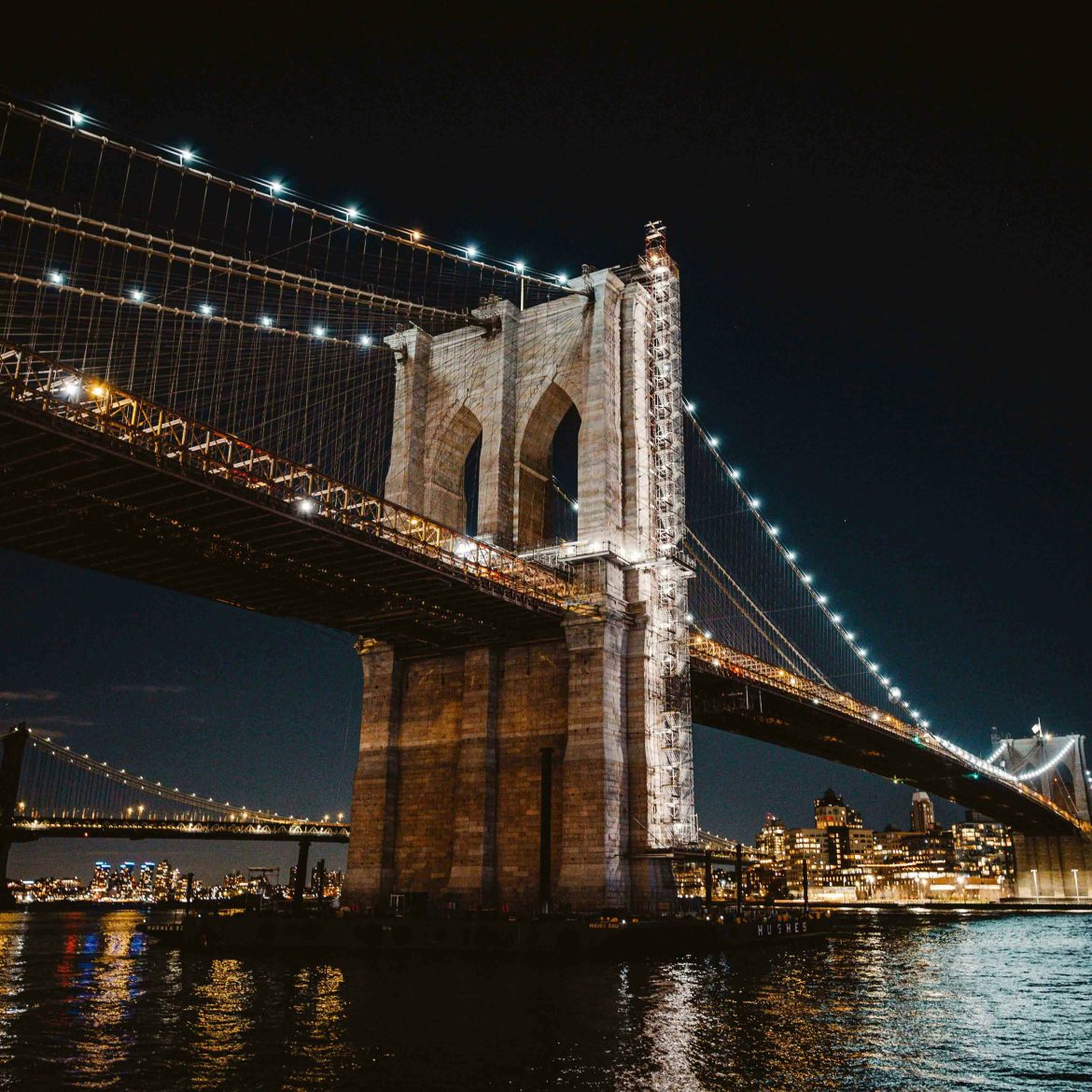 schip botst tegen brooklyn bridge new york