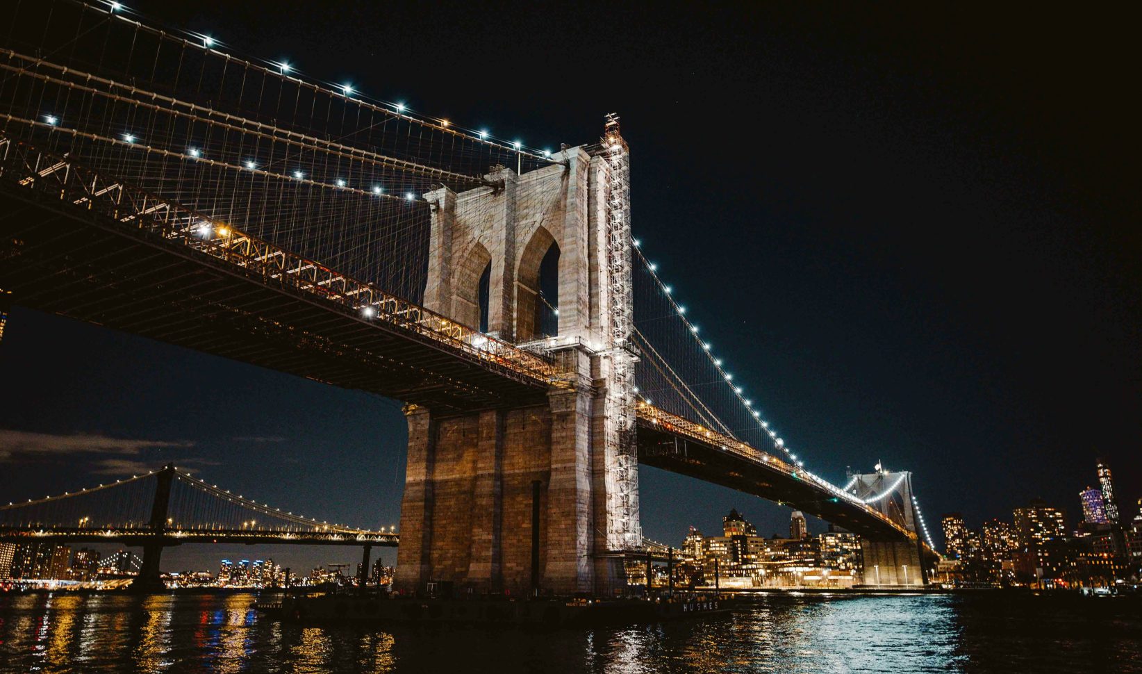 schip botst tegen brooklyn bridge new york