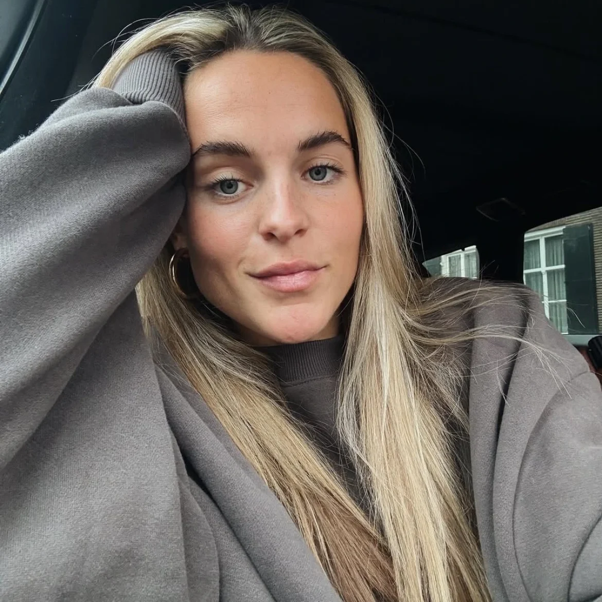 'Love is in the air': Pien Sanders bevestigt relatie met Oranje Leeuwin Jill Roord