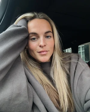 Thumbnail voor 'Love is in the air': Pien Sanders bevestigt relatie met Oranje Leeuwin Jill Roord