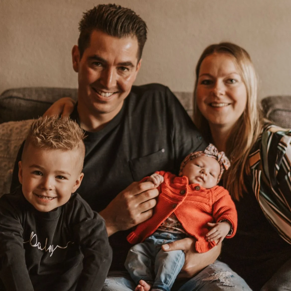 Lydia beviel een half uur na haar eerste wee zonder verloskundige: 'Mijn man ving de baby op'