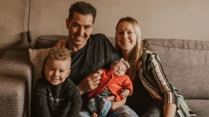 Thumbnail voor Lydia beviel een half uur na haar eerste wee zonder verloskundige: 'Mijn man ving de baby op'
