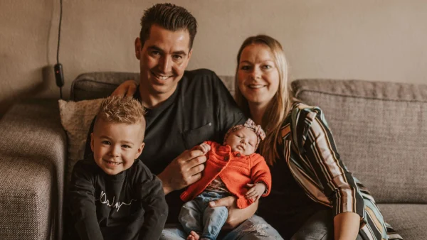 Lydia beviel een half uur na haar eerste wee zonder verloskundige: 'Mijn man ving de baby op'