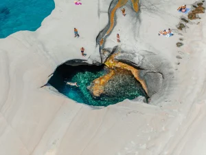 Thumbnail voor Dit Griekse eiland wordt het Santorini zonder toeristen genoemd