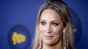 Thumbnail voor Hélène Hendriks tijdelijk in rolstoel na operatie: 'Herstel gaat de goede kant op'