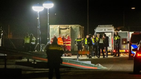 Auto met 'meerdere lichamen' uit het water in Winschoten gehesen bij zoektocht naar Jeffrey (10) en Emma (8)