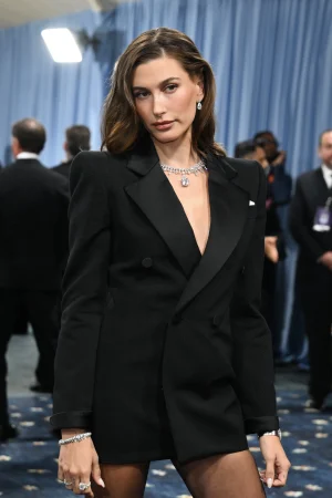 Thumbnail voor Hailey Bieber vreesde voor haar leven tijdens bevalling: 'Ik bloedde heel erg'