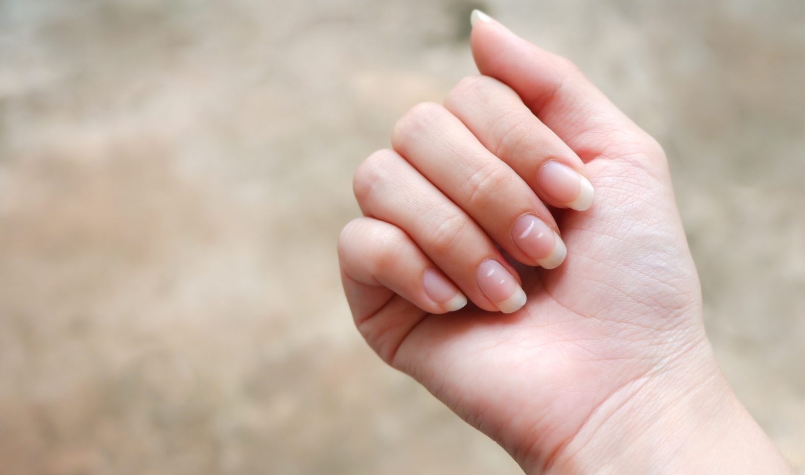 Nagels witte vlekjes vrouw