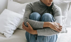 Thumbnail voor Aantal zelfdodingen onder vrouwen stijgt: 'Negatieve gevoelens en zelfbeschadigend gedrag verbinden'