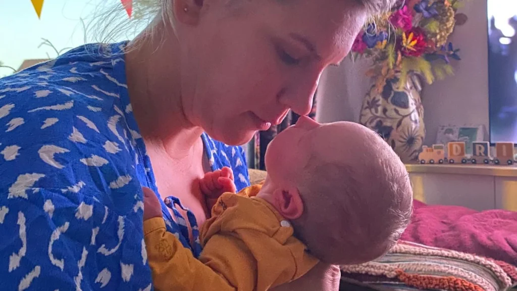 Brenda's bevalling ging zo snel dat de baby op de grond viel: 'Ik belde meteen 112'