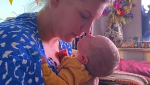 Thumbnail voor Brenda's bevalling ging zo snel dat de baby op de grond viel: 'Ik belde meteen 112'